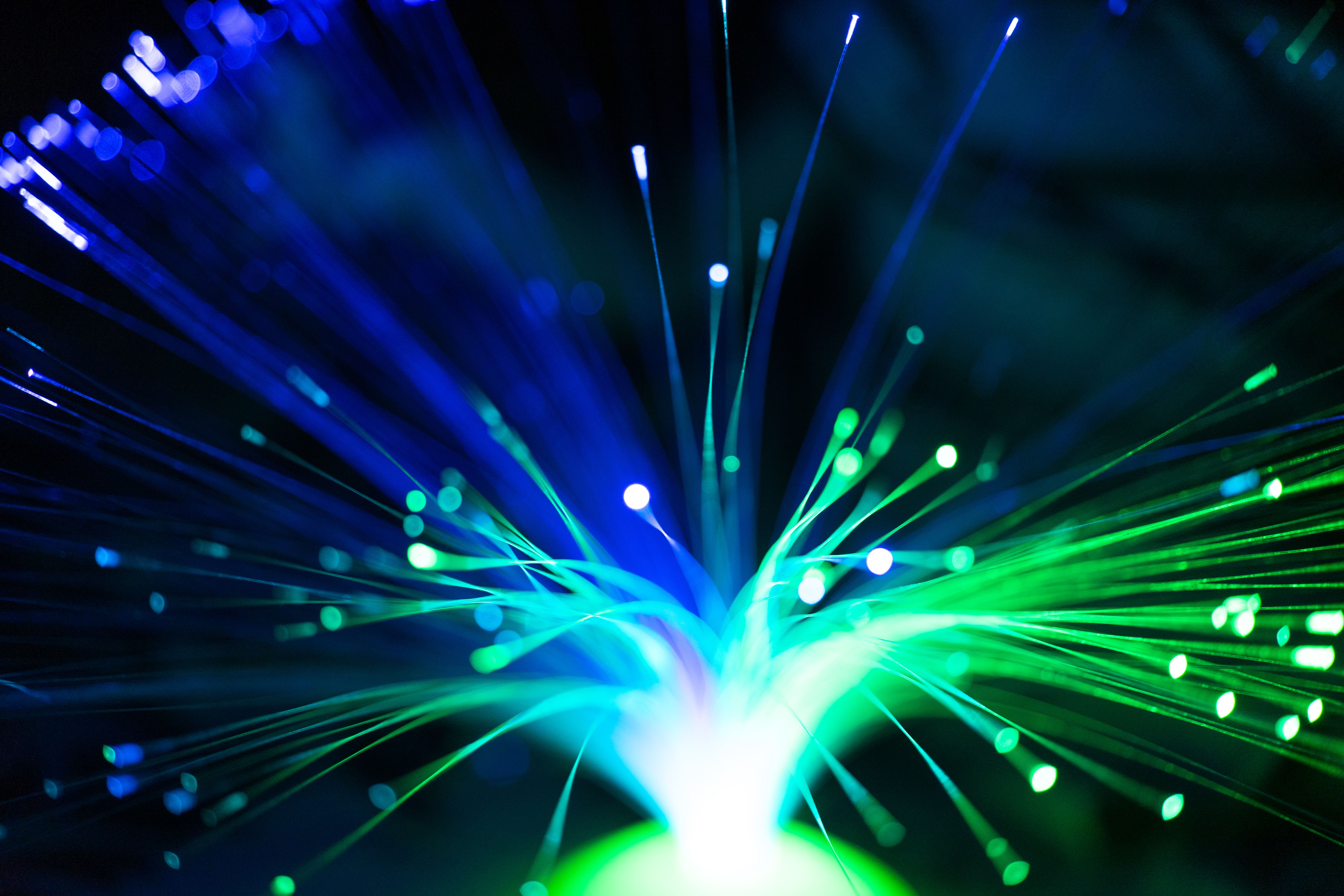 Cables de fibra óptica, base física del transporte de datos moderno